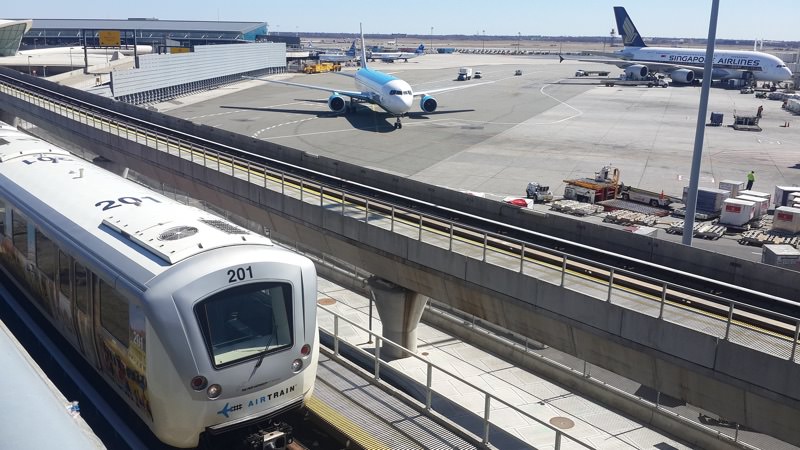 L'AirTrain és un tren que uneix les terminals de l'aeroport JFK i a més a més connecta amb el metro de Nova York. És gratuït per desplaçar-se entre les terminals de l'aeroport. L'AirTrain és un tren que uneix les terminals de l'aeroport JFK i a més a més connecta amb el metro de Nova York. És gratuït per desplaçar-se entre les terminals de l'aeroport.