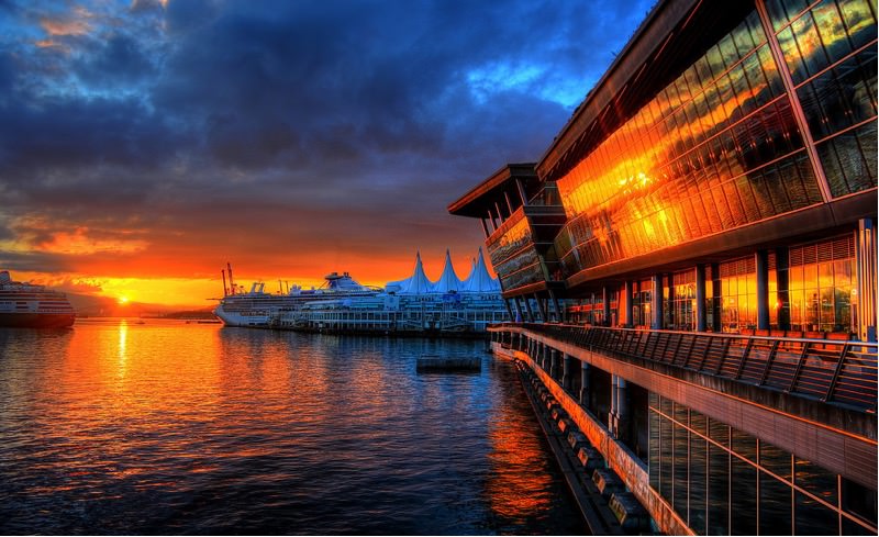 ¿ Qué ver en Vancouver ? Canada Place. Pasear por Canada Place es gratis y es un gran lugar para tomar fotos de la bahía de Vancouver con las hermosas montañas de North Shore ¿ Qué ver en Vancouver ? Canada Place. Pasear por Canada Place es gratis y es un gran lugar para tomar fotos de la bahía de Vancouver con las hermosas montañas de North Shore