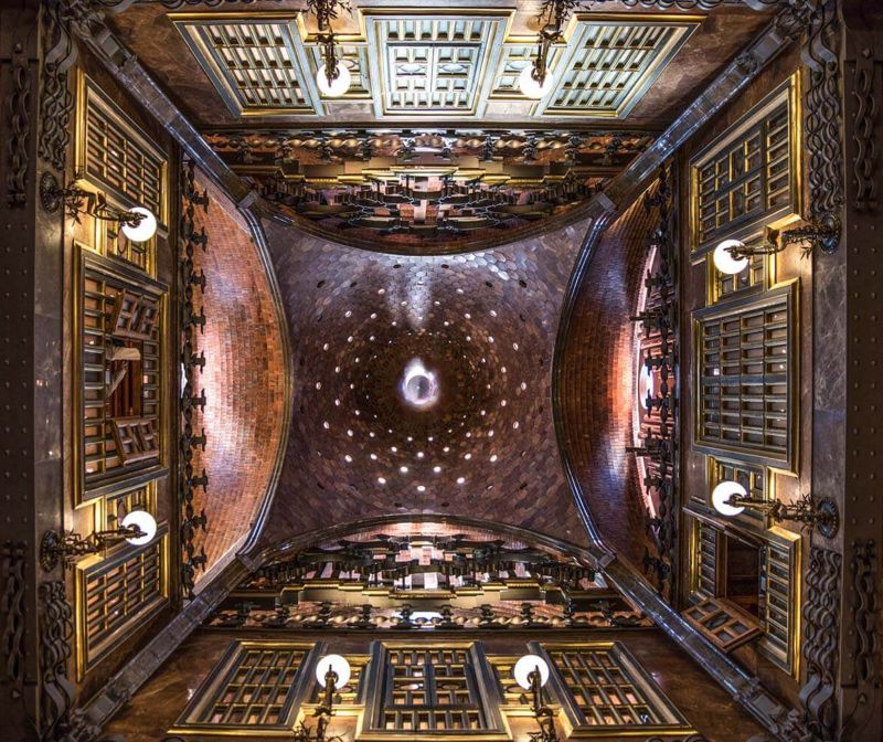Cúpula del salón principal del Palau Güell Cúpula del salón principal del Palau Güell