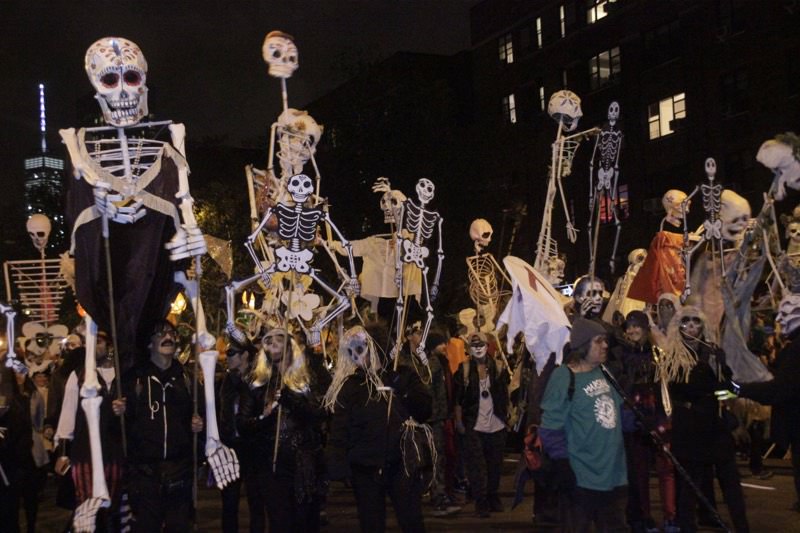 Desfile de Halloween que tiene lugar en el barrio neoyorquino de Greenwich Village, en Manhattan, el 31 de octubre. Si quieres participar en el desfile no tendrás que pagar, es gratis, pero ¡hay que ir disfrazado! Desfile de Halloween que tiene lugar en el barrio neoyorquino de Greenwich Village, en Manhattan, el 31 de octubre. Si quieres participar en el desfile no tendrás que pagar, es gratis, pero ¡hay que ir disfrazado!